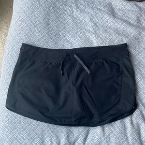 Patagonia skort with grey under shorts and adjustable waistband - size L